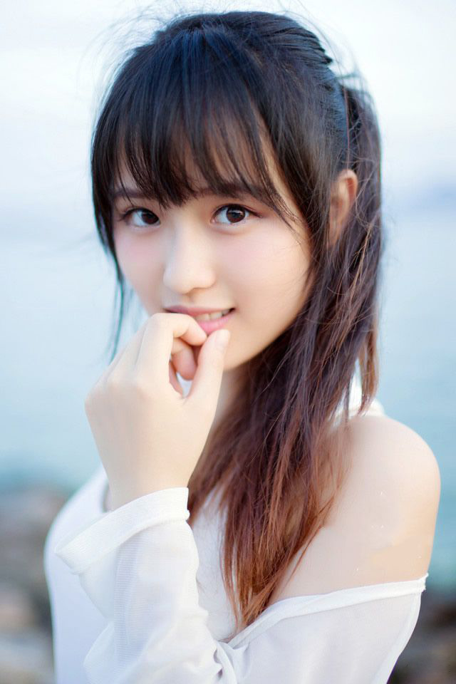 在这里，与各位再共同勉励一次，我们要做聪明的人，做有智慧的人有慈爱又肯诚实对人对己的勇者。就算天大的事情来了，也不逃避它，心平气和地为自己争取最合理的解决之道，不可以做一个弱者，凡是不顺心便跌倒的人是要被社会淘汰的，做一个有弹性的人，当是我们一生追求的目标。——三毛《亲爱的三毛》